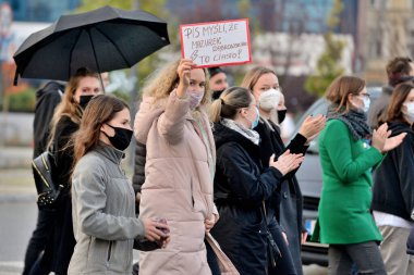 Kadın grevi. Kürtaj yasalarının sıkılaştırılmasına karşı protestocular Lodz sokaklarını kapattılar. 26 Ekim 2020 Lodz, Polonya