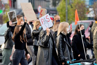 Kadın grevi. Kürtaj yasalarının sıkılaştırılmasına karşı protestocular Lodz sokaklarını kapattılar. 26 Ekim 2020 Lodz, Polonya