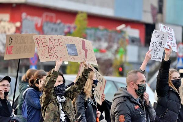 Strajk Kobiet Protestujący Przeciwko Zaostrzeniu Prawa Aborcyjnego Blokują Ulice Łodzi — Zdjęcie stockowe