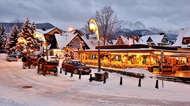 Polonya 'nın Zakopane şehrinde. Gece şehri. 8 Ocak 2021, Zakopane, Polonya