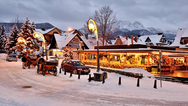 Город Закопане, Польша. Ночной город. 8 января 2021 года, Закопане, Польша