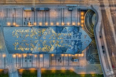 Lodz Fabryczna Tren İstasyonu. Lodz şehrinin gece manzarası.