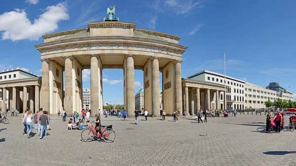 Nsanların Brandenburg Kapısı Önünde — Stok fotoğraf