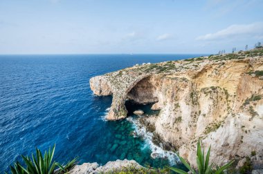 Blue Grotto, Malta 'ya turistler için popüler bir yerdir.