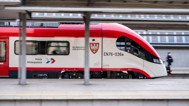 Demiryolu iş başında. Yolcu treni.