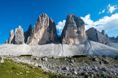 Tre Cime di Lavaredo Alplerde bir dağ sırası.