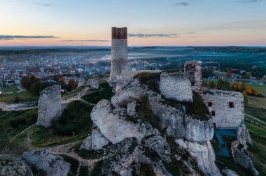 Olsztyn Kalesi Krakow-Czestochowa Upland 'daki bir kalenin kalıntıları