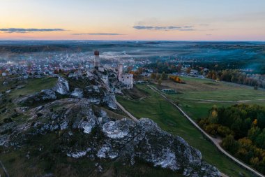 Olsztyn Kalesi Krakow-Czestochowa Upland 'daki bir kalenin kalıntıları