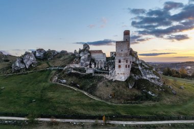 Olsztyn Kalesi Krakow-Czestochowa Upland 'daki bir kalenin kalıntıları