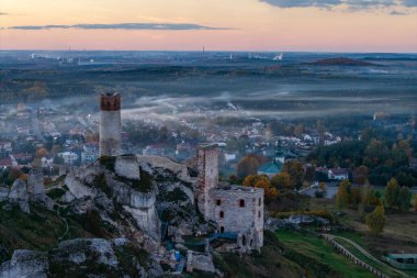 Olsztyn Kalesi Krakow-Czestochowa Upland 'daki bir kalenin kalıntıları