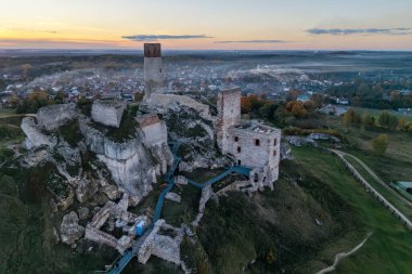 Olsztyn Kalesi Krakow-Czestochowa Upland 'daki bir kalenin kalıntıları