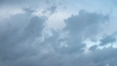 Mavi gökyüzü tehdit eden bulutlarla