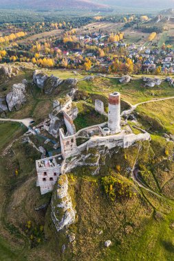 Olsztyn Kalesi Krakow-Czestochowa Upland 'daki bir kalenin kalıntıları