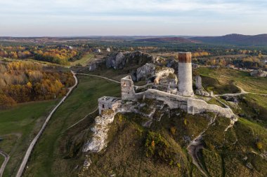 Olsztyn Kalesi Krakow-Czestochowa Upland 'daki bir kalenin kalıntıları