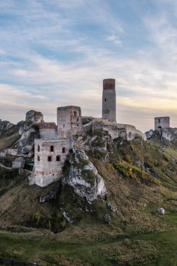 Olsztyn Kalesi Krakow-Czestochowa Upland 'daki bir kalenin kalıntıları
