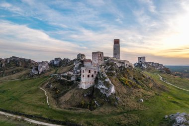 Olsztyn Kalesi Krakow-Czestochowa Upland 'daki bir kalenin kalıntıları