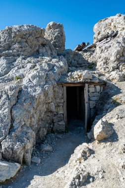 Lagazuoi - Birinci Dünya Savaşı 'ndan kalan siperler, tüneller ve tahkimatlar.