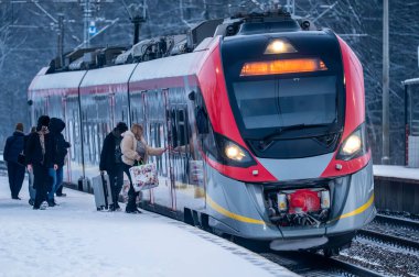 Demiryolu devrede. Yolcu treni. Polonya.
