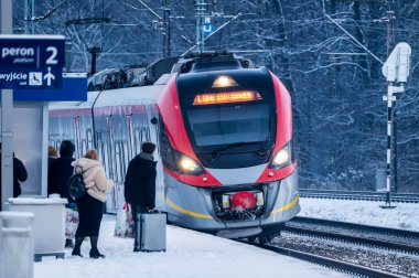 Demiryolu devrede. Yolcu treni. Polonya.