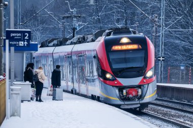 Demiryolu devrede. Yolcu treni. Polonya.