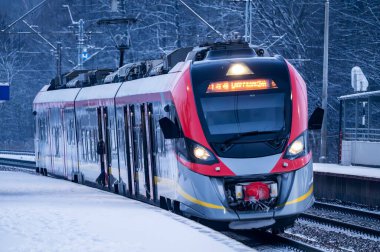 Demiryolu devrede. Yolcu treni. Polonya.