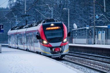 Demiryolu devrede. Yolcu treni. Polonya.