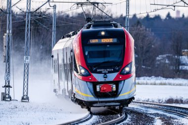 Demiryolu iş başında. Lodz Agglomeration yolcu treni.