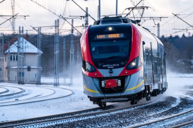 Demiryolu iş başında. Lodz Agglomeration yolcu treni.