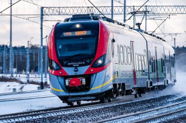Demiryolu iş başında. Lodz Agglomeration yolcu treni.