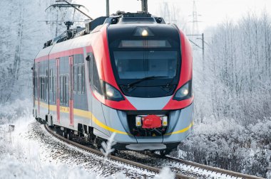 Demiryolu devrede. Yolcu treni. Polonya.