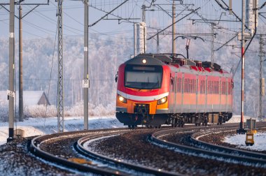 Demiryolu devrede. Yolcu treni. Polonya.