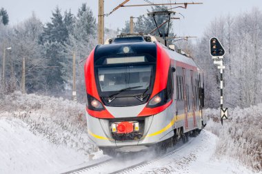 Demiryolu iş başında. Yolcu treni.