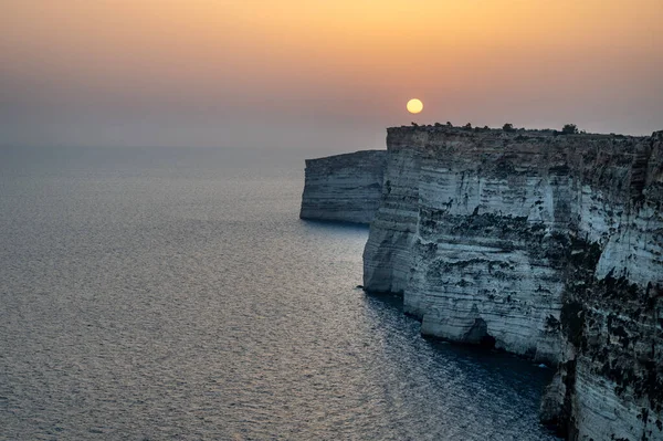 Ta cenc Cliffs 'in gün batımı noktası. Malta.