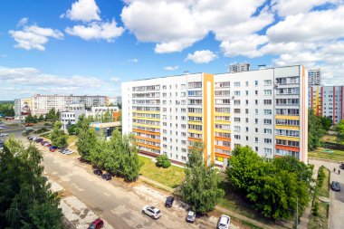 Naberezhnye Chelny şehrinin bahar sokakları.