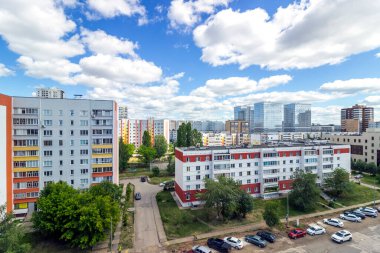 Naberezhnye Chelny şehrinin bahar sokakları.