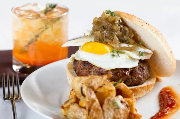 Hamburger yumurta ile