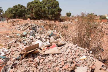 Planaltina, Goias, Brezilya-17 Ekim 2020: Şehrin içindeki bir arsaya yasadışı olarak atılan çöp.