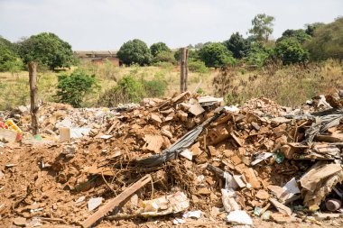 Planaltina, Goias, Brezilya-17 Ekim 2020: Şehrin içindeki bir arsaya yasadışı olarak atılan çöp.  
