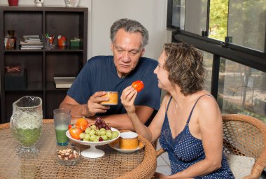 Sevecen Olgun Çift, Güneş Odası 'nda Kahvaltı Yapıyor.
