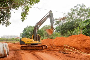 Brasilia, Brezilya-29 Ekim 2020: Noroeste 'nin kuzeybatısında kanalizasyon borusu döşeyen Ağır Görev Makineleri kazıcısı.