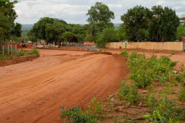 Brasilia, Brezilya-29 Ekim 2020: Noroeste 'nin kuzeybatısında kanalizasyon borusu döşeyen Ağır Görev Makineleri kazıcısı.