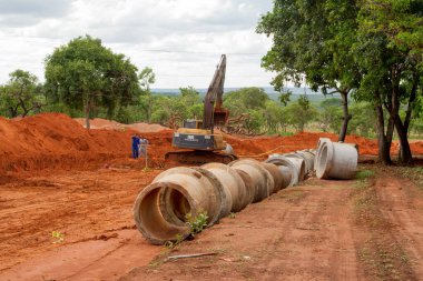 Brasilia, Brezilya-29 Ekim 2020: Noroeste 'nin kuzeybatısında kanalizasyon borusu döşeyen Ağır Görev Makineleri kazıcısı.