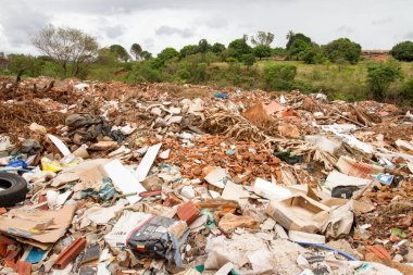 Planaltina, Goias, Brezilya, 31 Ekim 2020: Şehrin içindeki bir arsaya yasadışı olarak atılan çöp.