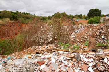 Planaltina, Goias, Brezilya, 31 Ekim 2020: Şehrin içindeki bir arsaya yasadışı olarak atılan çöp.