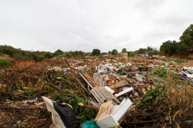 Planaltina, Goias, Brezilya, 31 Ekim 2020: Şehrin içindeki bir arsaya yasadışı olarak atılan çöp.