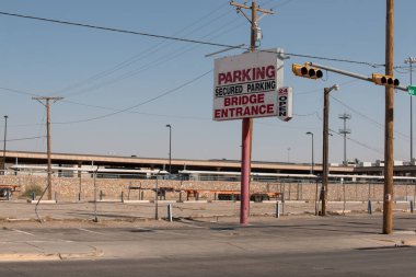 El Paso, Teksas ABD-6 Ekim 2020: Köprü geçişlerinden birinde boş otopark genellikle araba dolu ama şu anda boş 