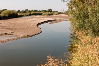 Rio Grande Nehri, El Paso, Teksas ve New Mexico 'nun batı yakasından geçiyor.