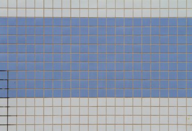 Mavi ve beyaz fayanslı doku duvarı