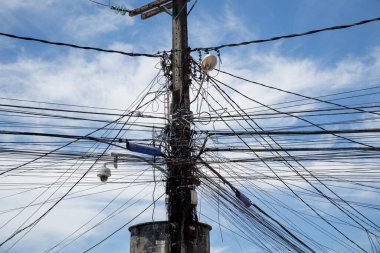 Elektrik direği Latin Amerika ve üçüncü dünya ülkelerinde yaygın olarak bulunan kablo ve kablolarla dolu. 