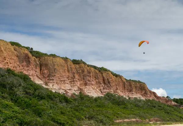 Parapente Com Paraquedas Motorizes Perto Algumas Falésias Por Uma Praia — Fotografia de Stock